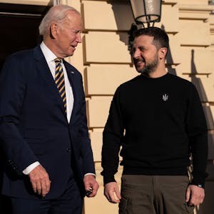 US-Präsident Joe Biden (l.) zu Besuch beim ukrainischen Präsidenten Wolodymyr Selenskyj. Biden war undercover nach Kiew gereist.