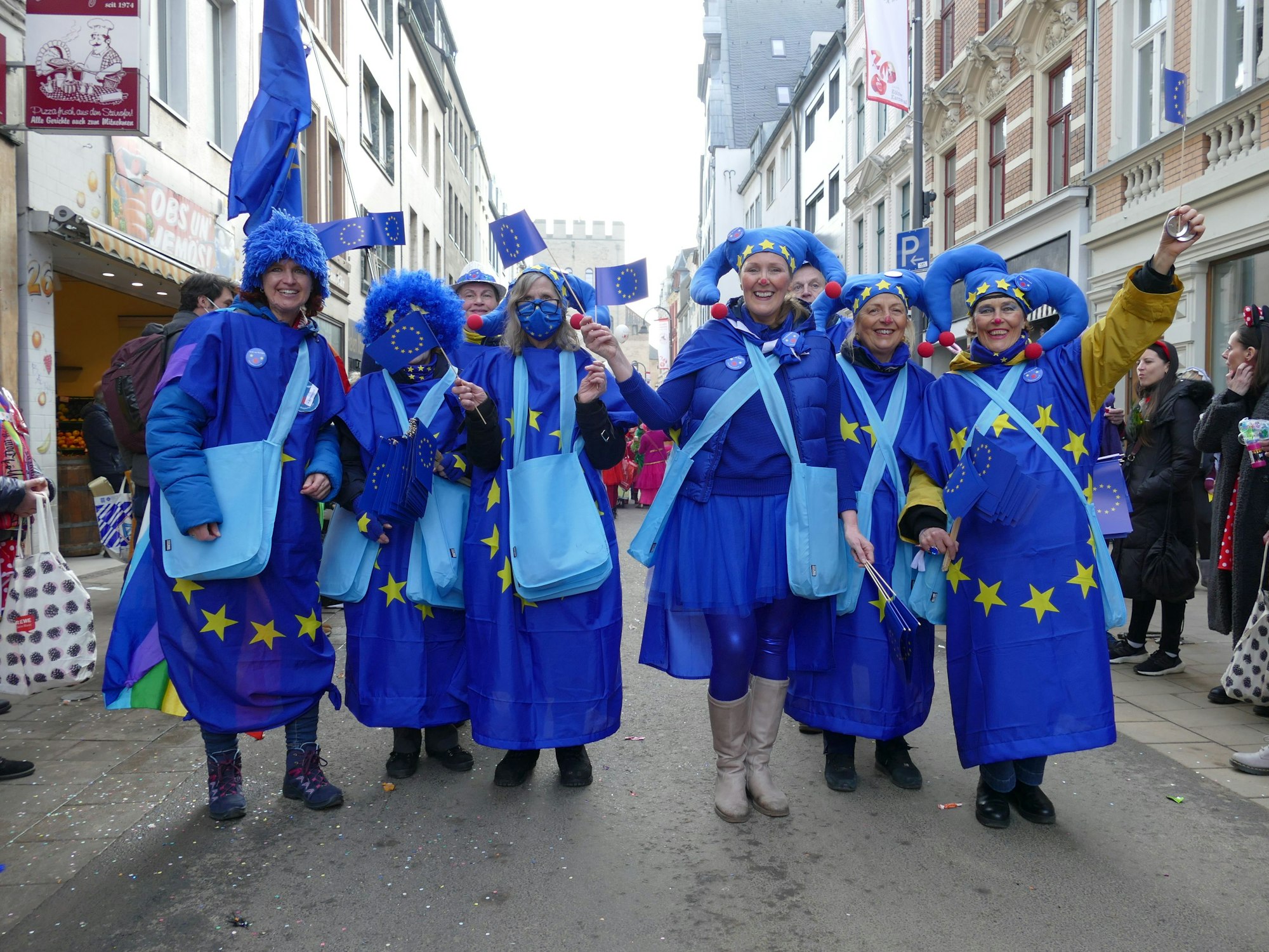 Eine Gruppe mit Europa-Kostüm.