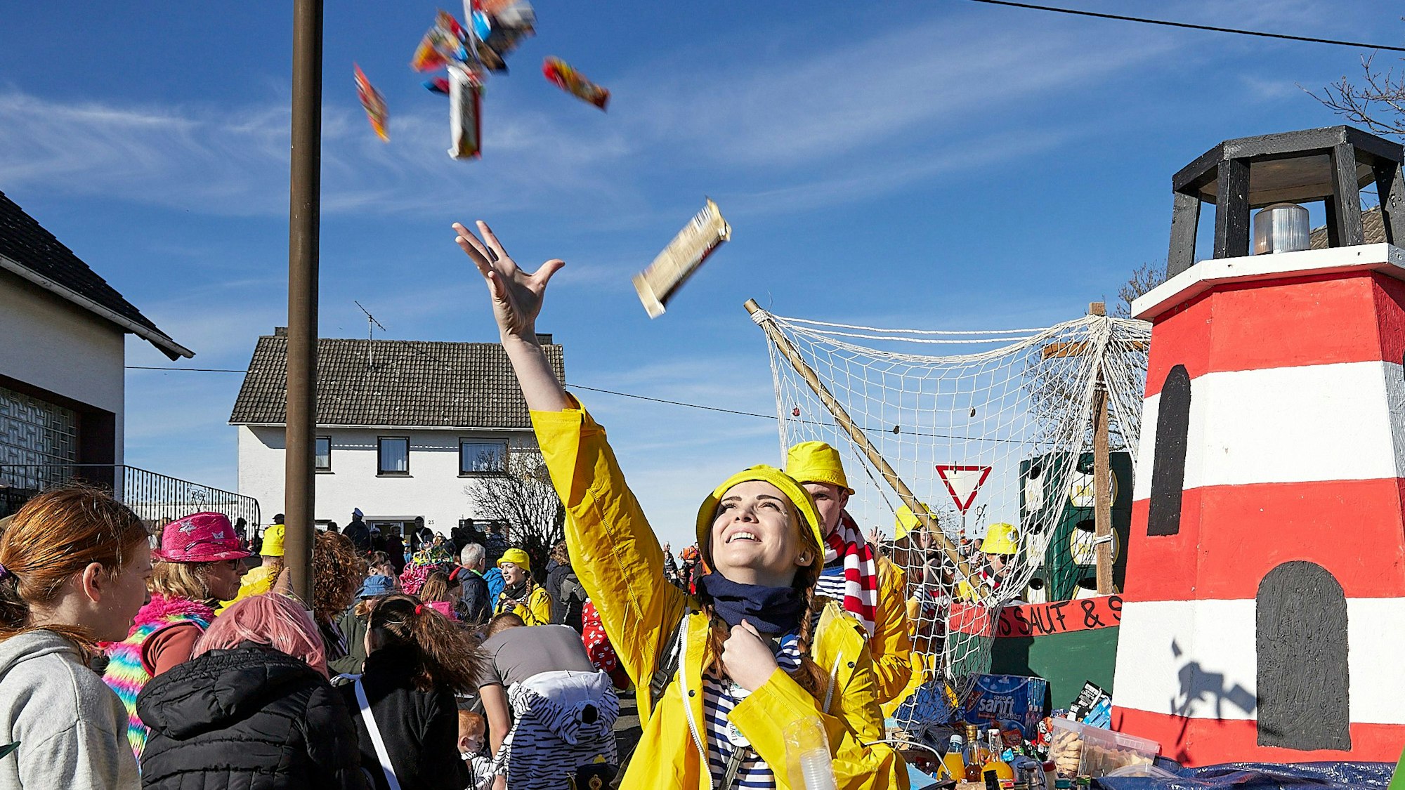 Vom Sönnche jebütz' feierten die Jecken in Hecken den Karnevalsausklang. Die Fischer der IG Ländchen warfen ihre Köder aus.