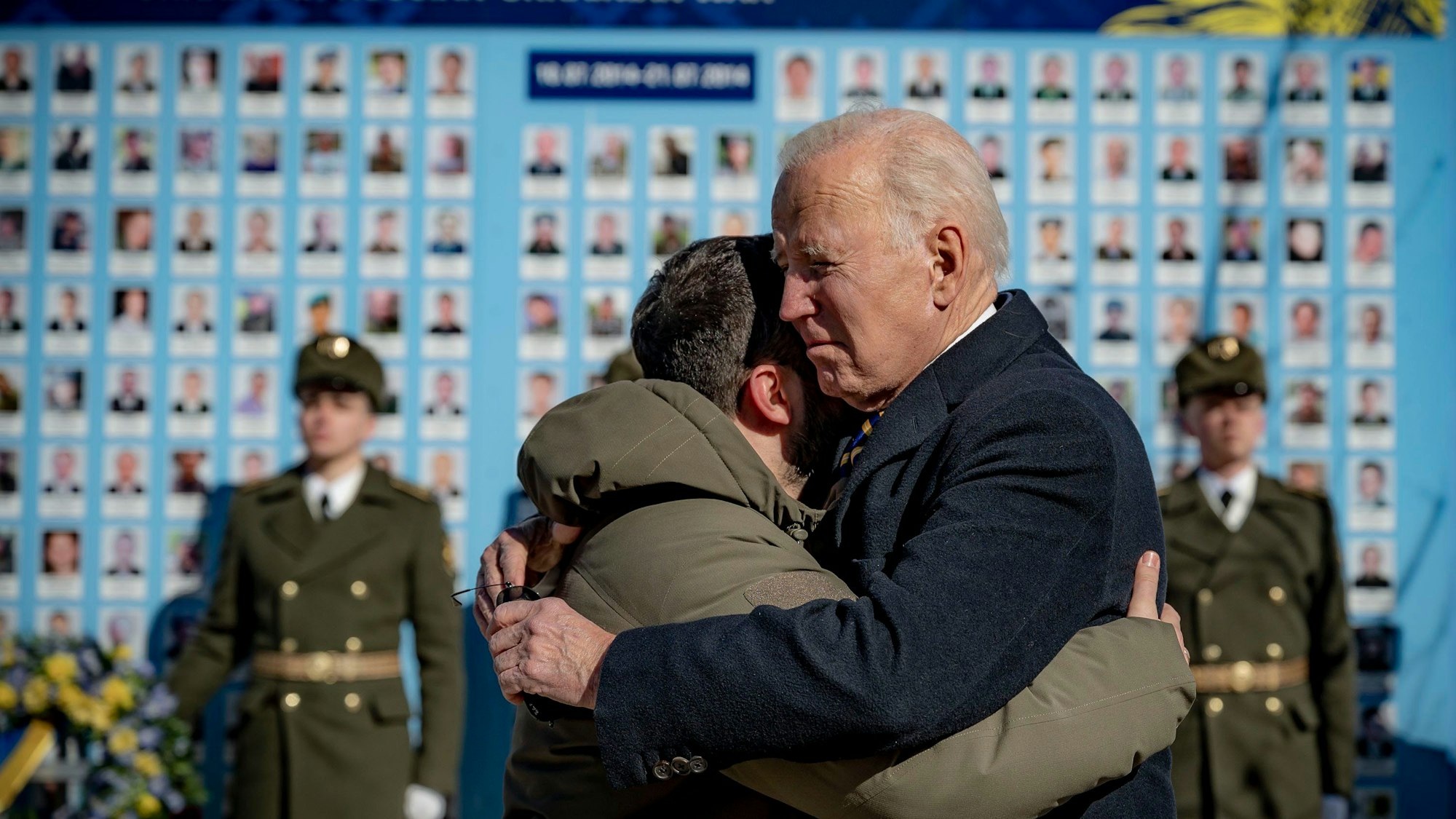 Joe Biden (Mitte r), Präsident der USA, und Wolodymyr Selenskyj, Präsident der Ukraine, umarmen sich zum Abschied an der Gedenkmauer für die gefallenen Verteidiger der Ukraine.