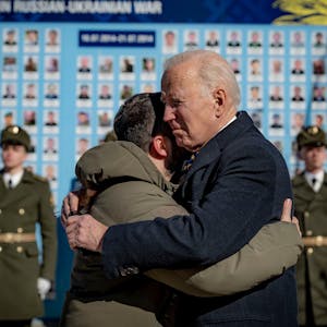 Joe Biden (Mitte r), Präsident der USA, und Wolodymyr Selenskyj, Präsident der Ukraine, umarmen sich zum Abschied an der Gedenkmauer für die gefallenen Verteidiger der Ukraine.