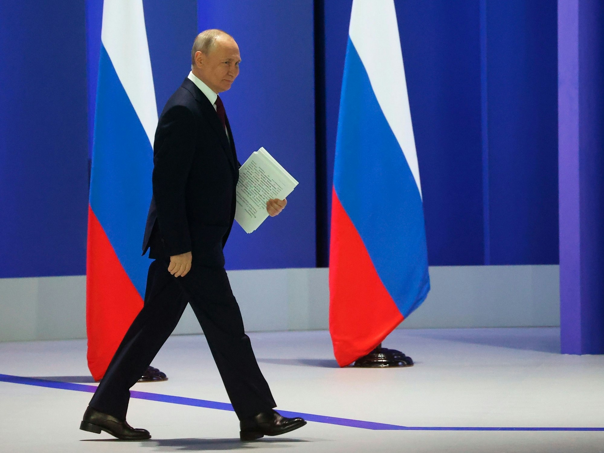 Der russische Präsident Wladimir Putin kommt mit Unterlagen unter demArm zu seiner jährlichen Rede zur Lage der Nation.