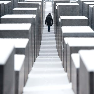 Schnee liegt am 06.12.2012 in Berlin auf dem Holocaust-Mahnmal.&nbsp;