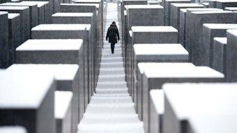 Schnee liegt am 06.12.2012 in Berlin auf dem Holocaust-Mahnmal.