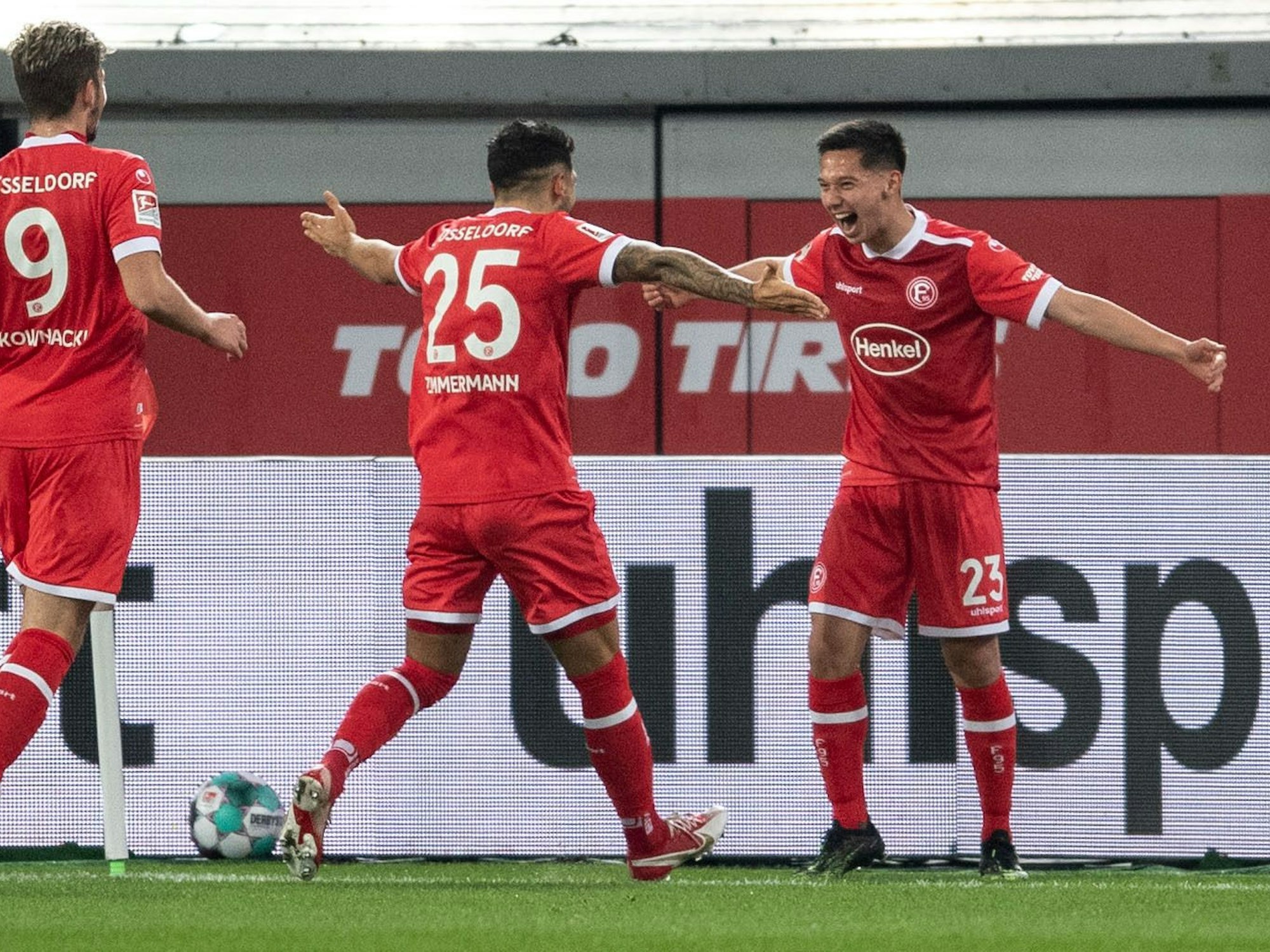 Shinta Appelkamp bejubelt mit Matthias Zimmermann seinen Debüt-Treffer in der ersten Mannschaft von Fortuna Düsseldorf.