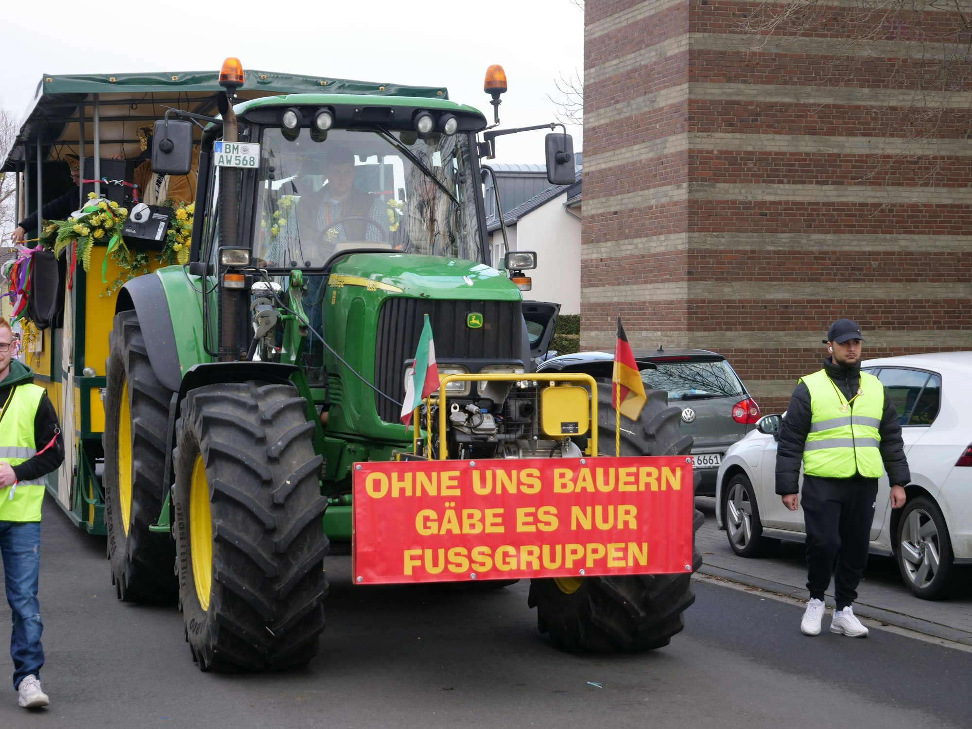 Traktor mit einem Schild: „Ohne uns Bauern gäbe es nur Fußgruppen.“