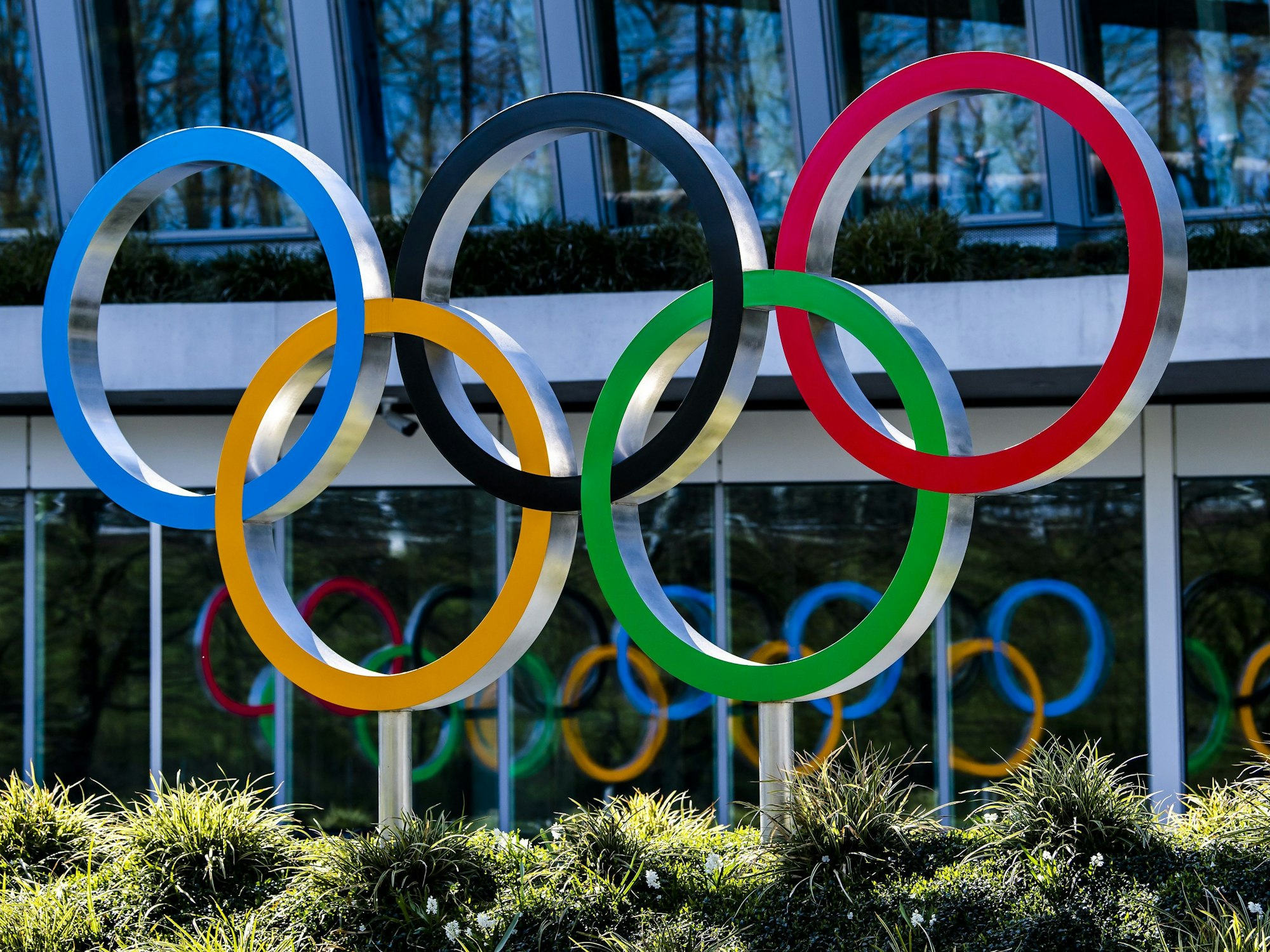 Die Olympischen Ringe werden am Eingang des IOC, dem Sitz des Internationalen Olympischen Komitees, in Lausanne ausgestellt. 