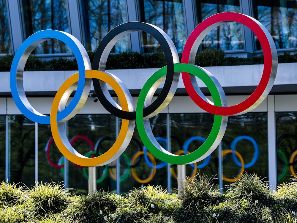 Die Olympischen Ringe werden am Eingang des IOC, dem Sitz des Internationalen Olympischen Komitees, in Lausanne ausgestellt.