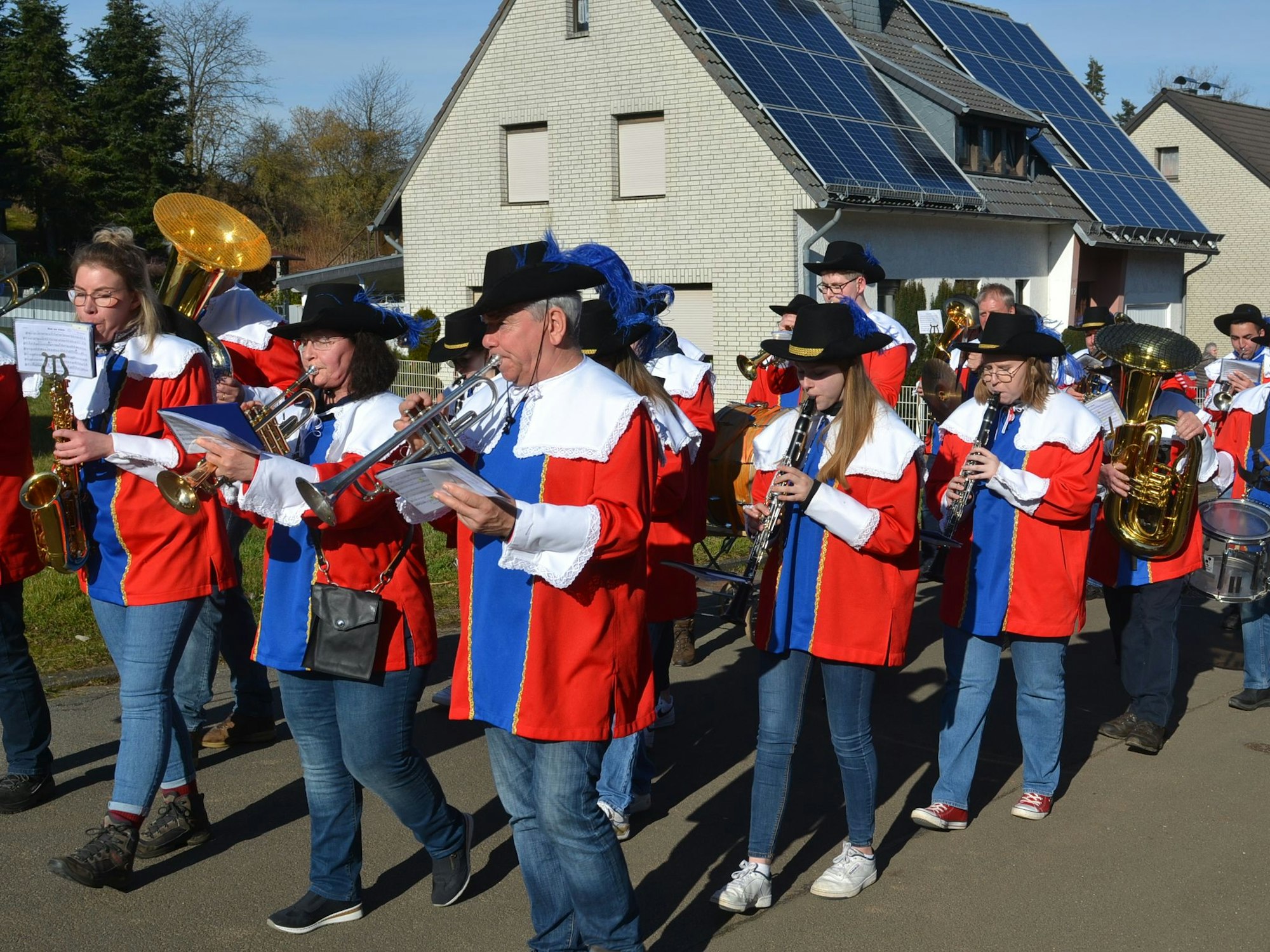 Die Mitglieder der MV Frongau begeisterten beim Karnevalsumzug in Harzheim mit zahlreichen kölschen Klassikern.