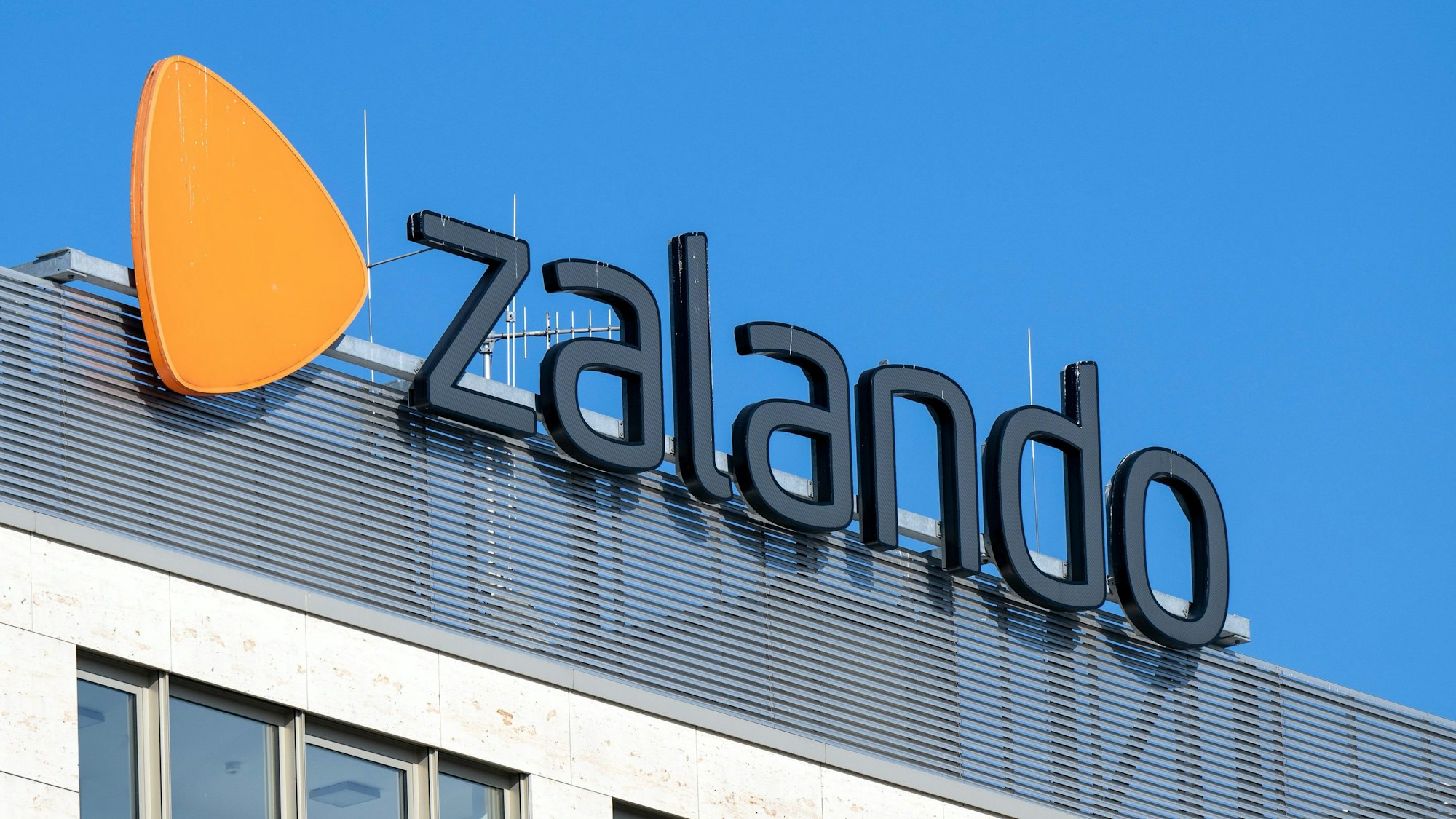 Das Logo des Online-Internethändlers Zalando auf einem Firmengebäude.