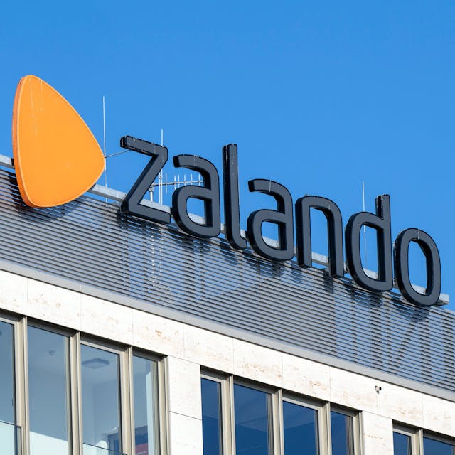 Das Logo des Online-Internethändlers Zalando auf einem Firmengebäude.&nbsp;