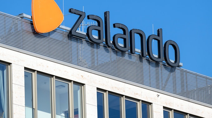 Das Logo des Online-Internethändlers Zalando auf einem Firmengebäude.&nbsp;