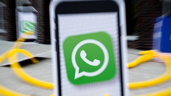 Ein Handy mit einem WhatsApp-Logo.
