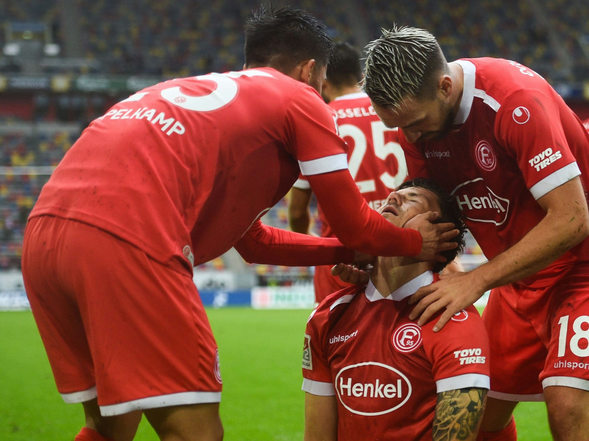 Appelkamp feiert mit seinen Teamkollegen den Treffer zum 1:0 gegen Würzburg.