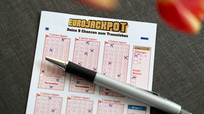 Ausgefüllter Eurojackpot Tippschein auf dem Tisch.