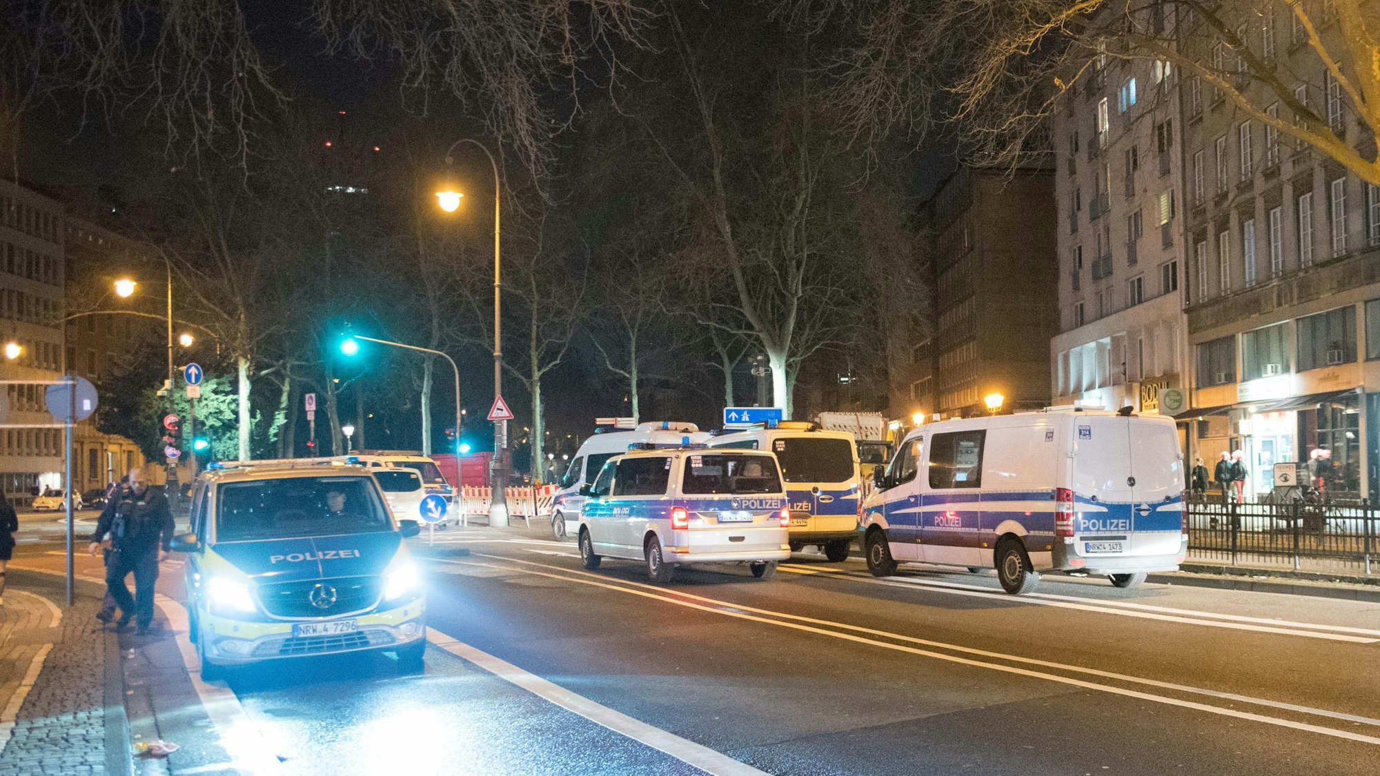 Mehrere Einsatzwagen der Polizei stehen auf den Kölner Ringen.