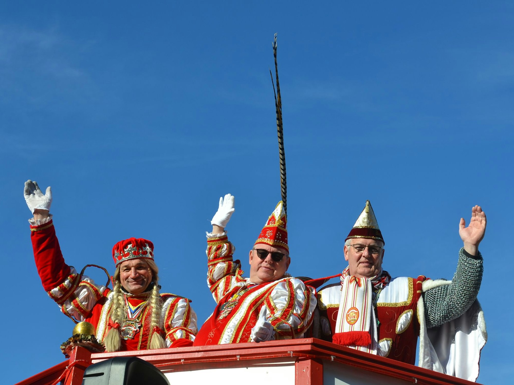 Royale Unterstützung erhielt der Harzheimer Karnevalszug durch das Vussemer Dreigestirn Jungfrau Dunja, Prinz Frank I. und Bauer Peter.