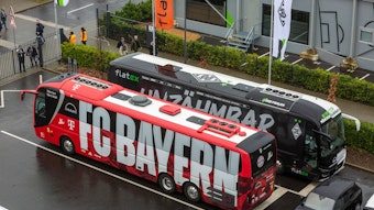 Der Mannschaftsbus vom FC Bayern München am Samstag (18. Februar 2023) auf dem Parkplatz vor dem Stadion der Fohlenelf.