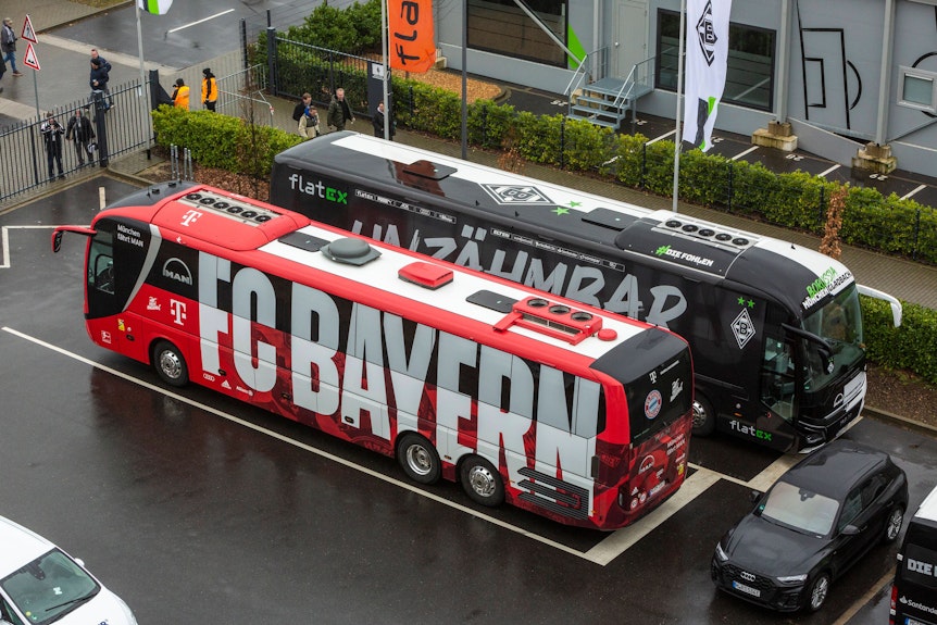 Der Mannschaftsbus vom FC Bayern München am Samstag (18. Februar 2023) auf dem Parkplatz vor dem Stadion der Fohlenelf.