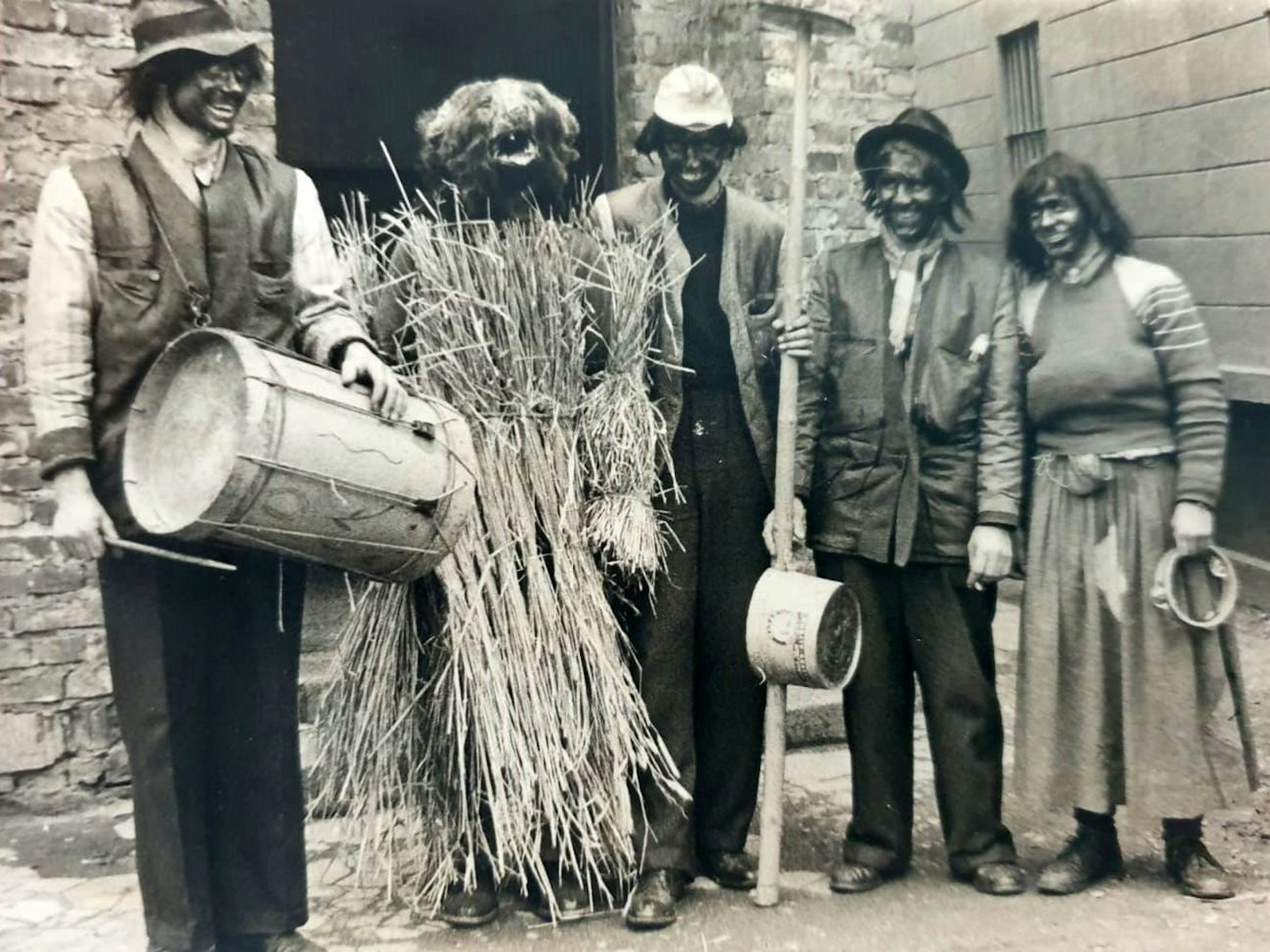 Der Ääzebär in Lohmar unterwegs,
ein Bild aus dem Jahre 1954