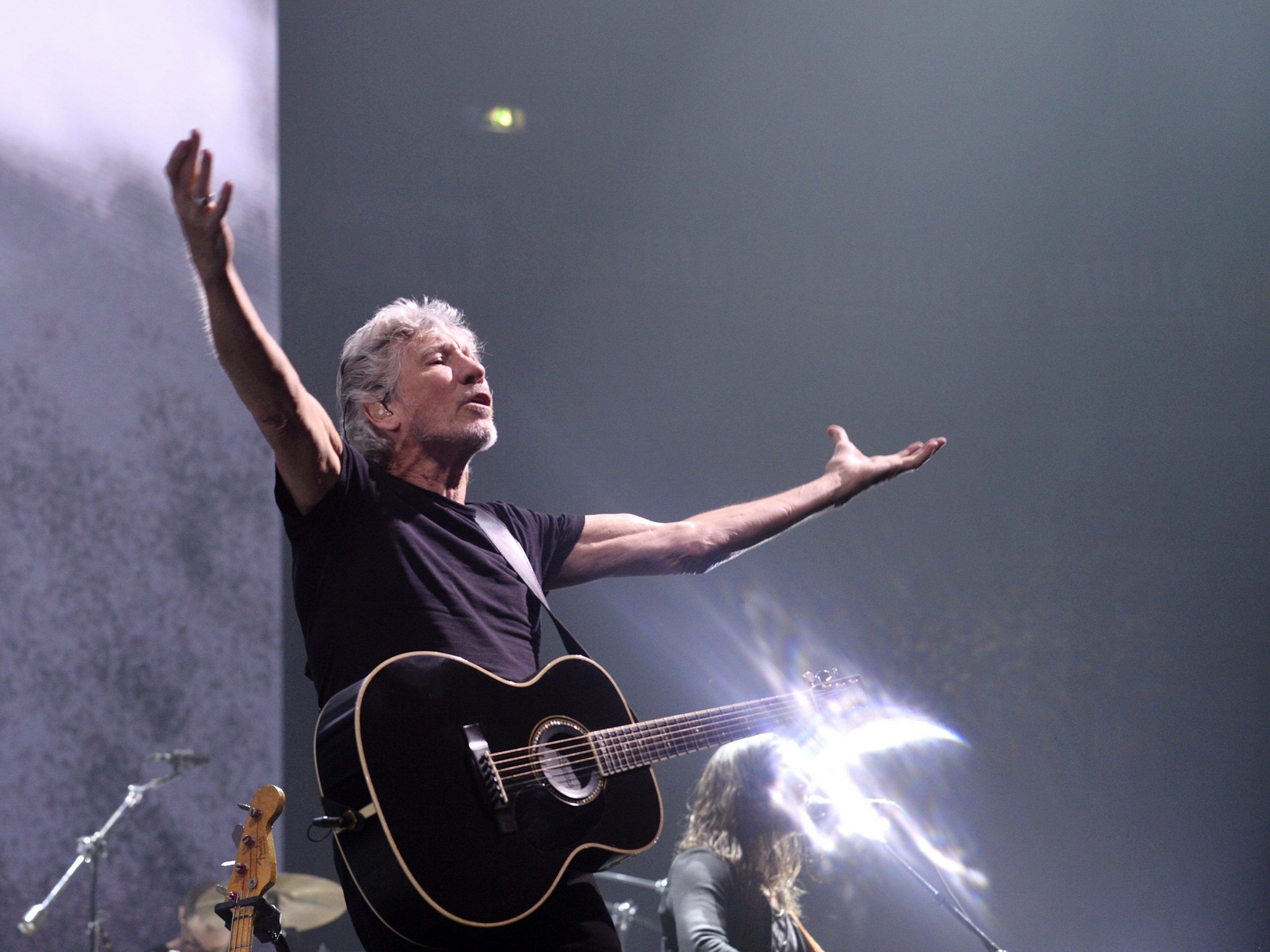 Roger Waters, Musiker aus Großbritannien und Mitbegründer der Band Pink Floyd, spielt auf einem Konzert in Finnland.