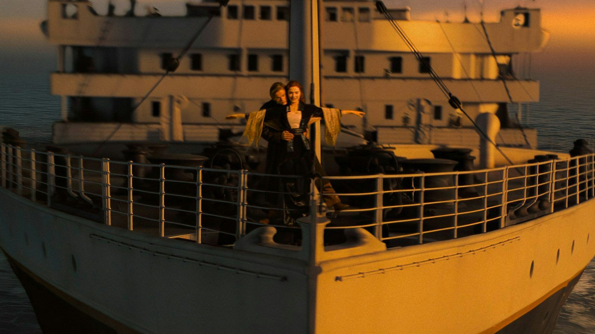 Leonardo DiCaprio als Jack und Kate Winslet als Rose in einer Szene aus „Titanic“.