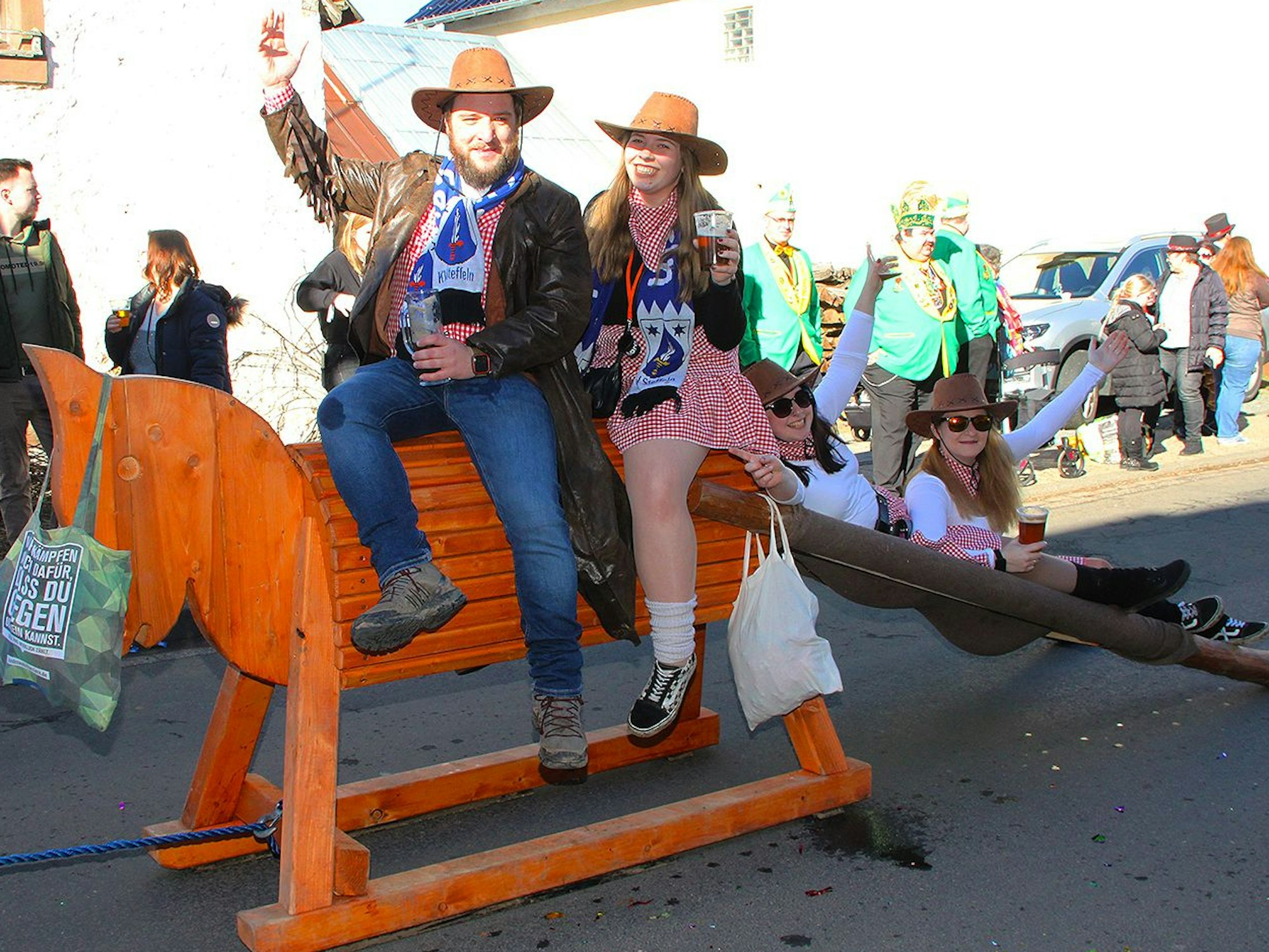 Hinter ihrem Wild-West-Saloon-Wagen zogen die Steffelner Karnevalisten ein Holzpferd.