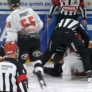 Matthias Plachta und Nick Bailen lassen im DEL-Spiel Adler Mannheim – Kölner Haie auch am Boden nicht voneinander ab.