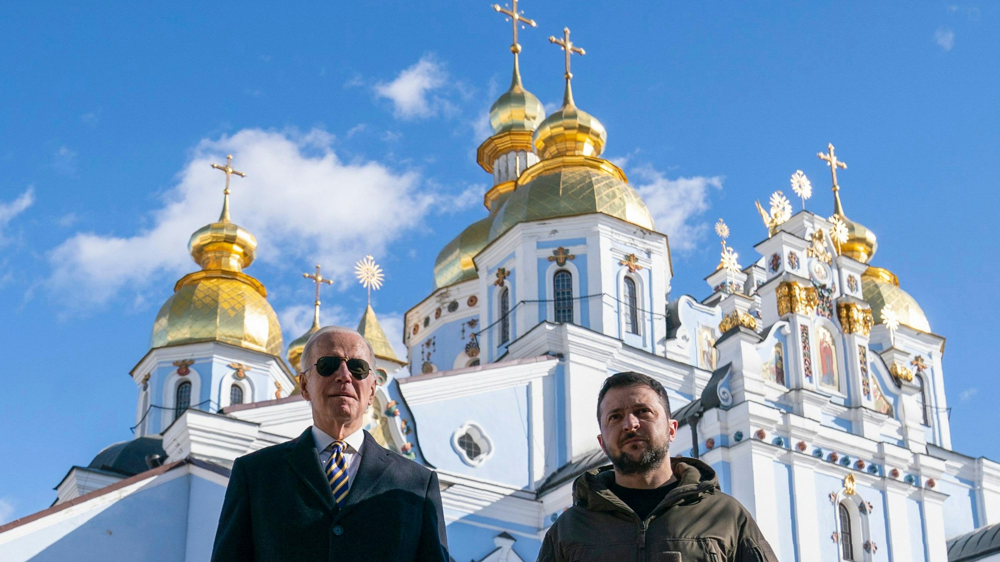 Joe Biden (l), Präsident der USA, geht neben Wolodymyr Selenskyj, Präsident der Ukraine, an der Kathedrale mit der goldenen Kuppel von St. Michael (Kiew, Ukraine). Unter strengsten Sicherheitsvorkehrungen ist US-Präsident Joe Biden am 20.02.2023 zu einem Besuch in der Ukraine eingetroffen.