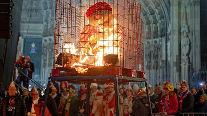Karnevalisten beobachten die „Nubbel-Verbrennung“ vor dem Kölner Dom.