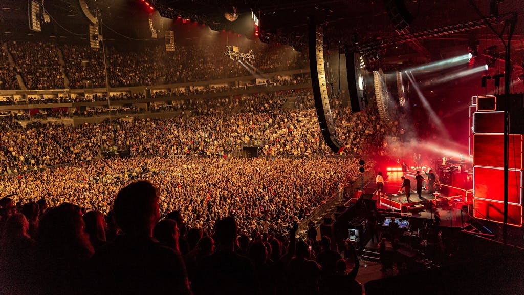 Foto in der Kölner Lanxess-Arena bei einem Konzert, tausende Menschen sind zu sehen.