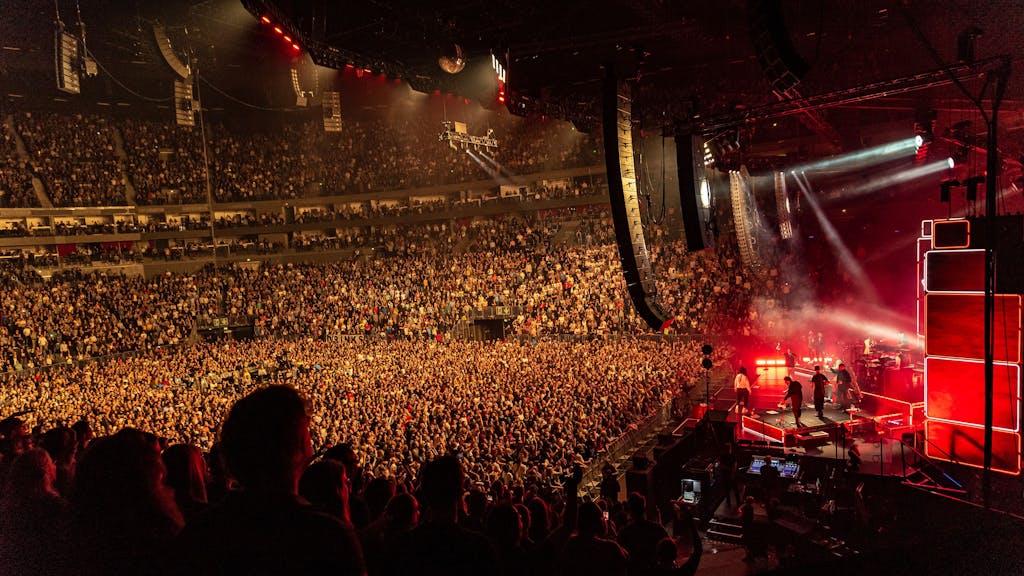 Foto in der Kölner Lanxess-Arena bei einem Konzert, tausende Menschen sind zu sehen.