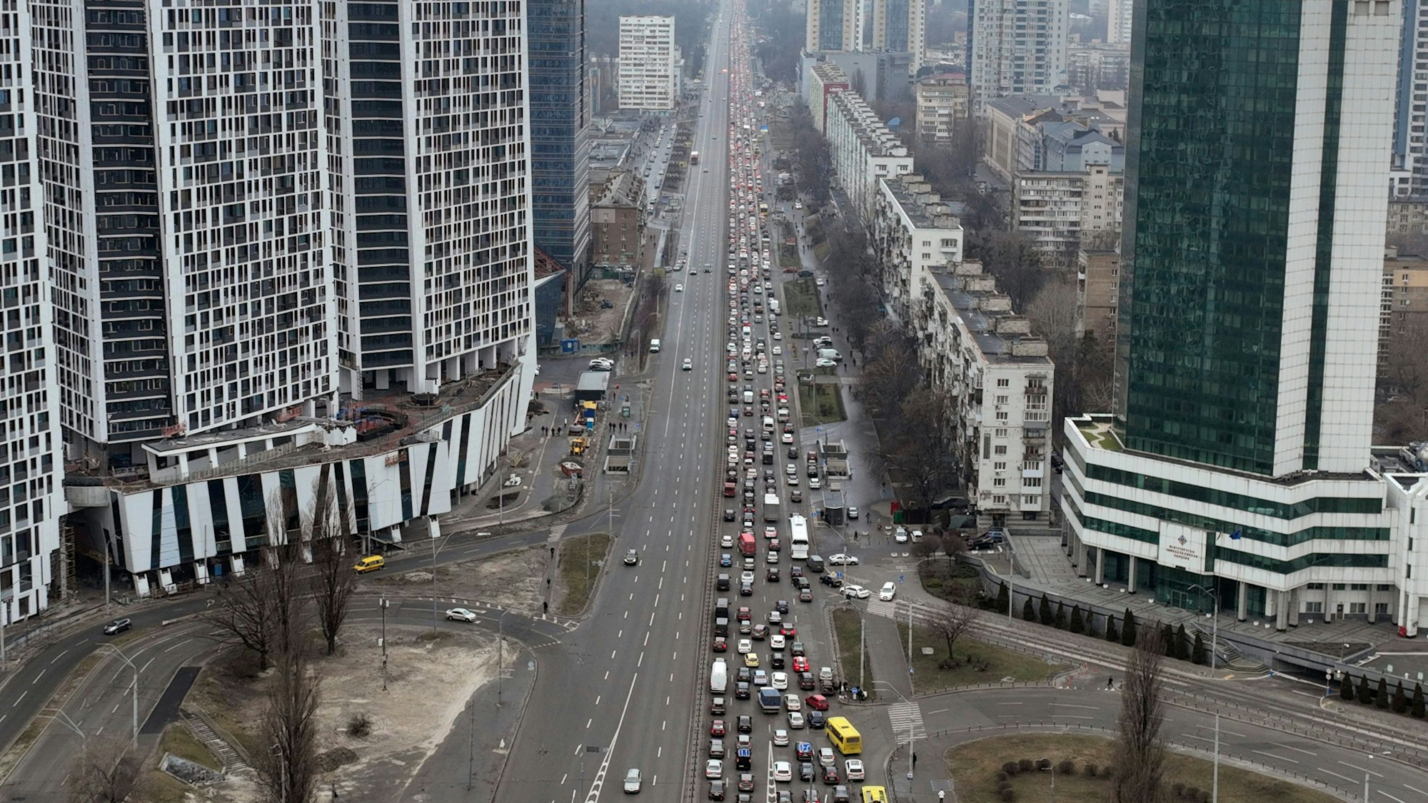 Autos stauen sich auf der Hauptverkehrsstraße in Kyjiw.