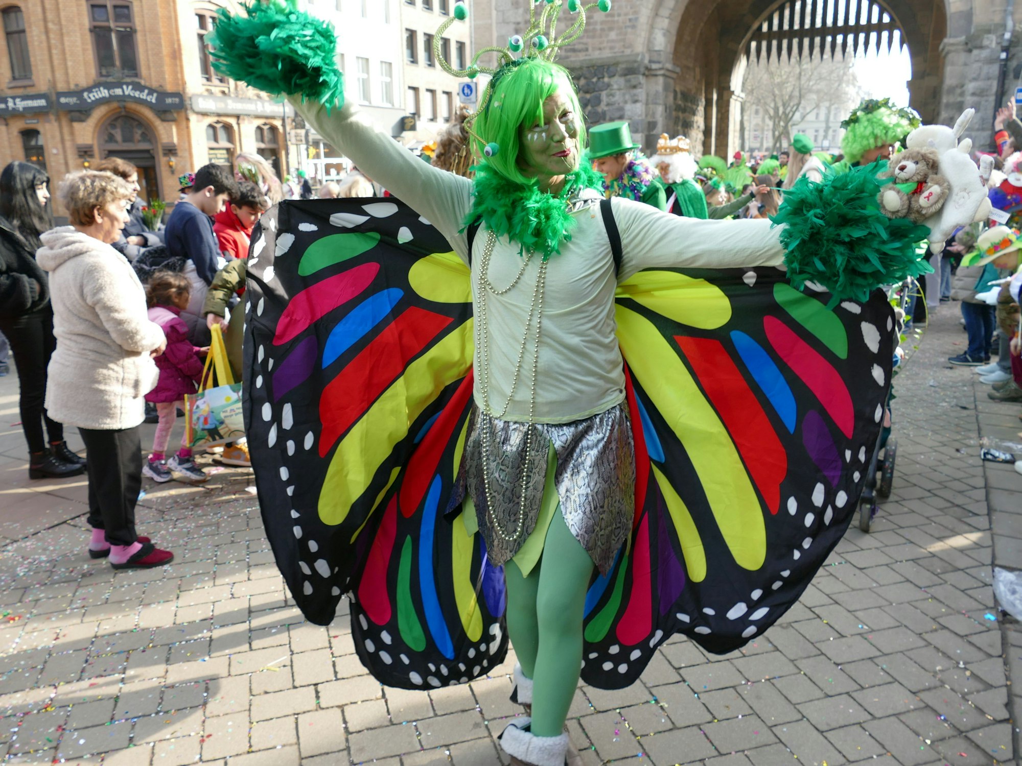 Eine Frau als Schmetterling verkleidet in der Südstadt.