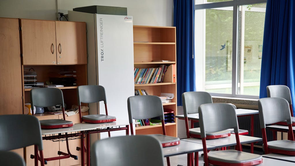 Ein Gerät zur Luftfilterung steht in der Realschule am Hemberg in einem Klassenraum.