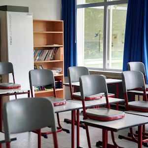 Ein Gerät zur Luftfilterung steht in der Realschule am Hemberg in einem Klassenraum.