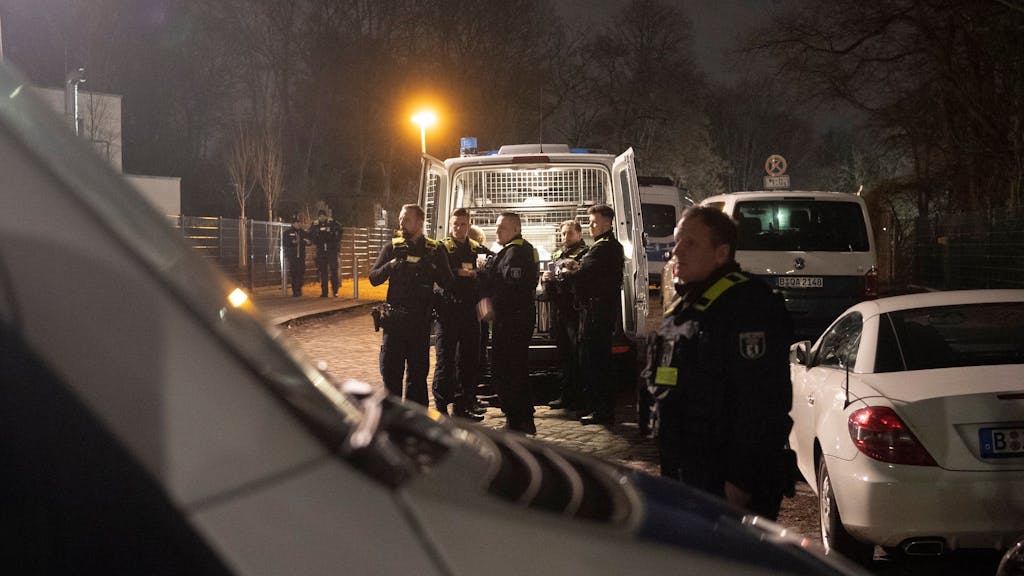Polizisten stehen am Dienstag (21. Februar 2023) an einem Park in Pankow. Das vermisste fünfjährige Mädchen aus Berlin ist tot.