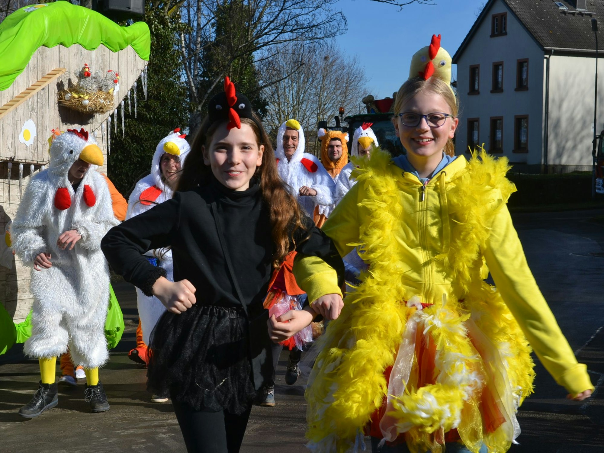 Die „wilden Hühner“ verteilten beim Harzheimer Karnevalszug zwar keine Eier, dafür aber reichlich Kamelle.