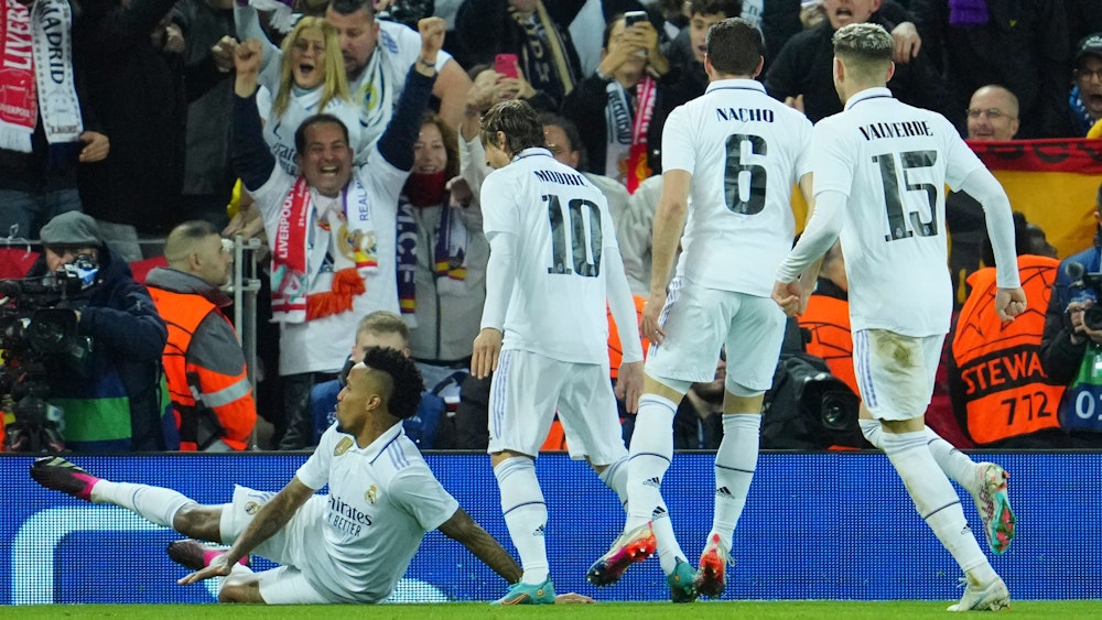 Die Stars von Real Madrid jubeln nach einer Offensiv-Gala beim FC Liverpool über einen der Treffer im Achtelfinal-Hinspiel in der Champions League.