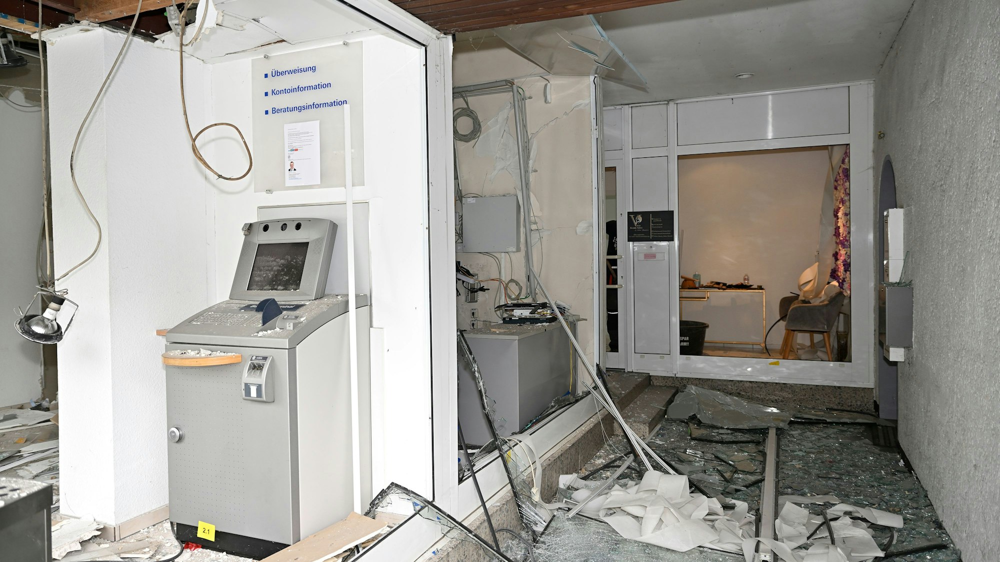 32 Menschen wurden nach einer Geldautomatensprengung in einer Deutsche-Bank-Filiale in Rösrath evakuiert. Das Bild zeigt eine verwüstete Filiale.