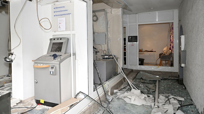Ein gesprengter Geldautomat der Deutschen Bank in Rösrath.
