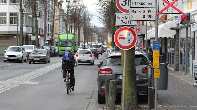 Ein neues Straßenschild gibt es in Hennef 
an drei Stellen in der Innenstadt an der Frankfurter Straße.
