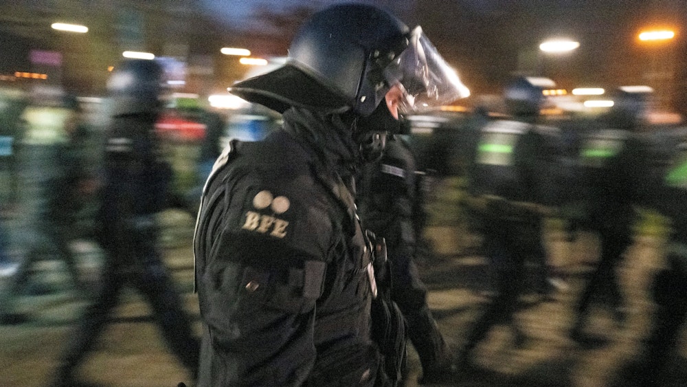 Polizeibeamte vor dem Stadion in Frankfurt.