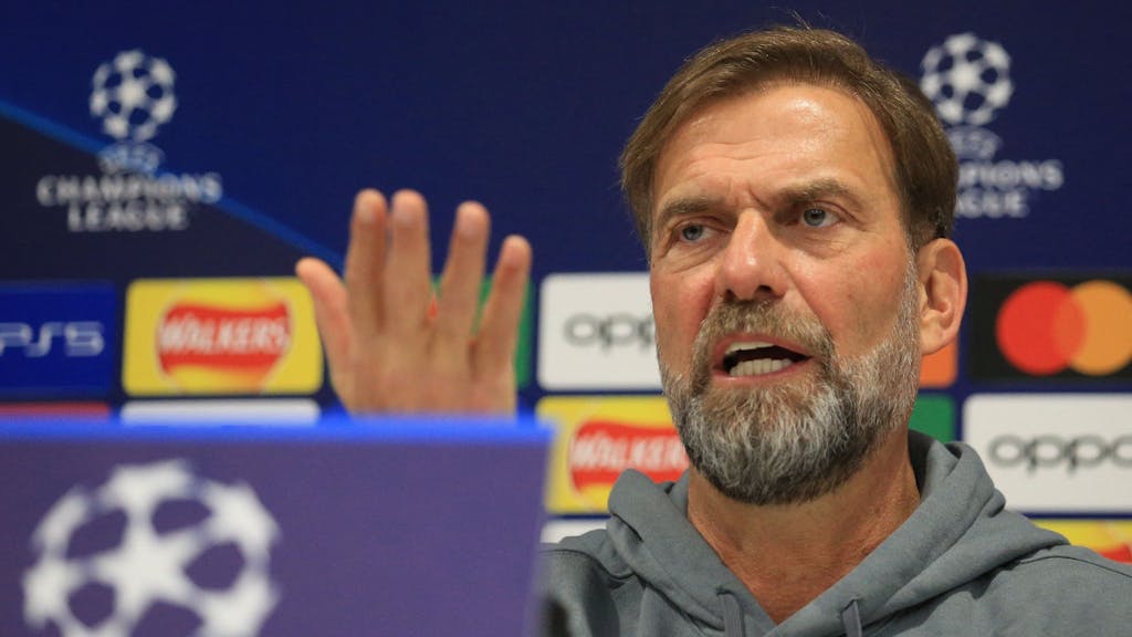Jürgen Klopp reagiert entgeistert auf einer Pressekonferenz des FC Liverpool.