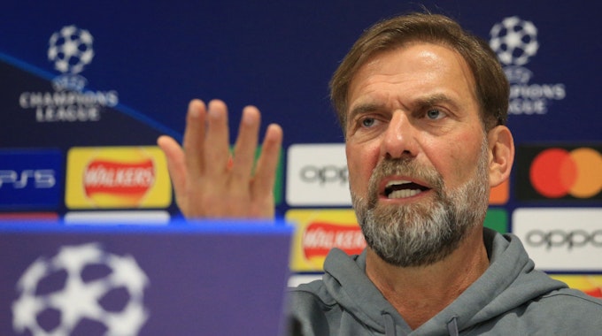 Jürgen Klopp reagiert entgeistert auf einer Pressekonferenz des FC Liverpool.
