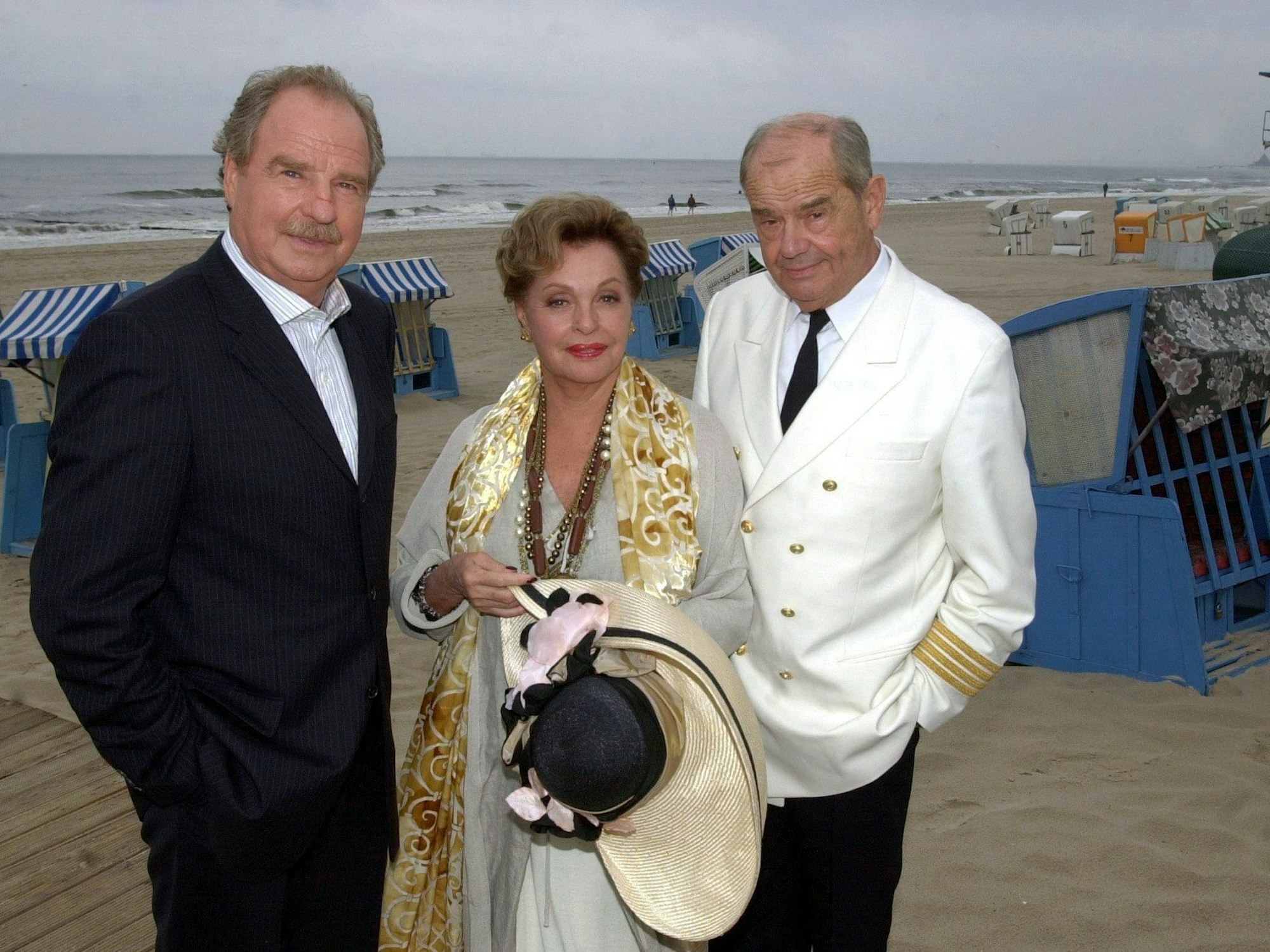 Nadja Tiller und Walter Giller sowie Friedrich von Thun am Strand.
