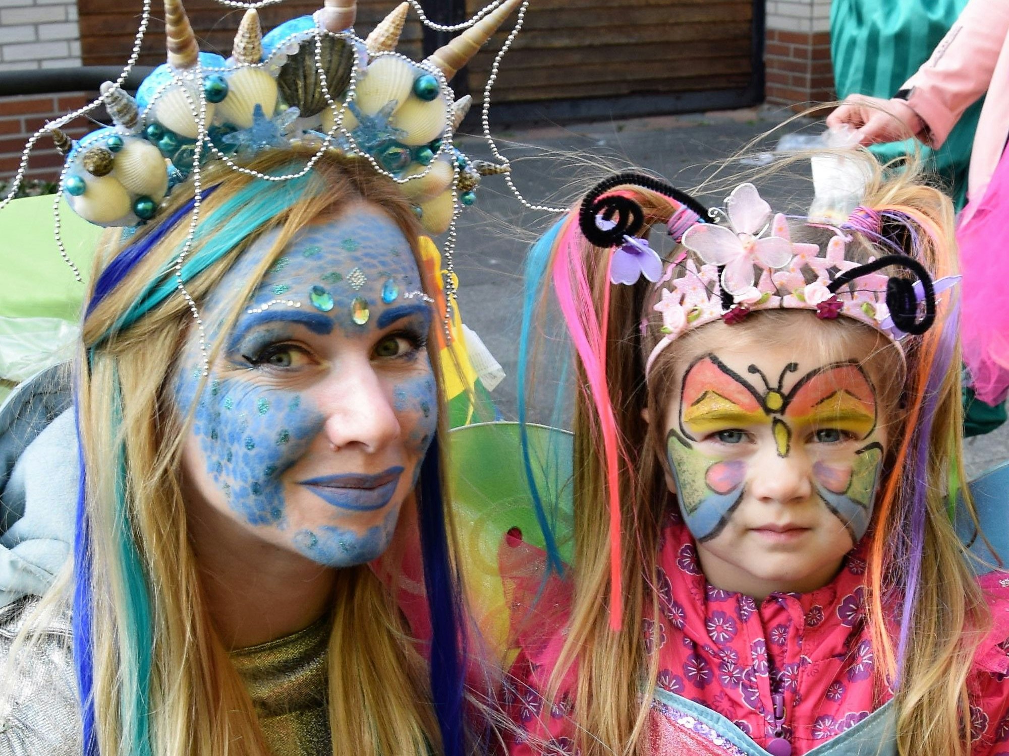 Zwei Jecken sind als Meerjungfrau und Einhorn kostümiert – mit tollem Make-up.