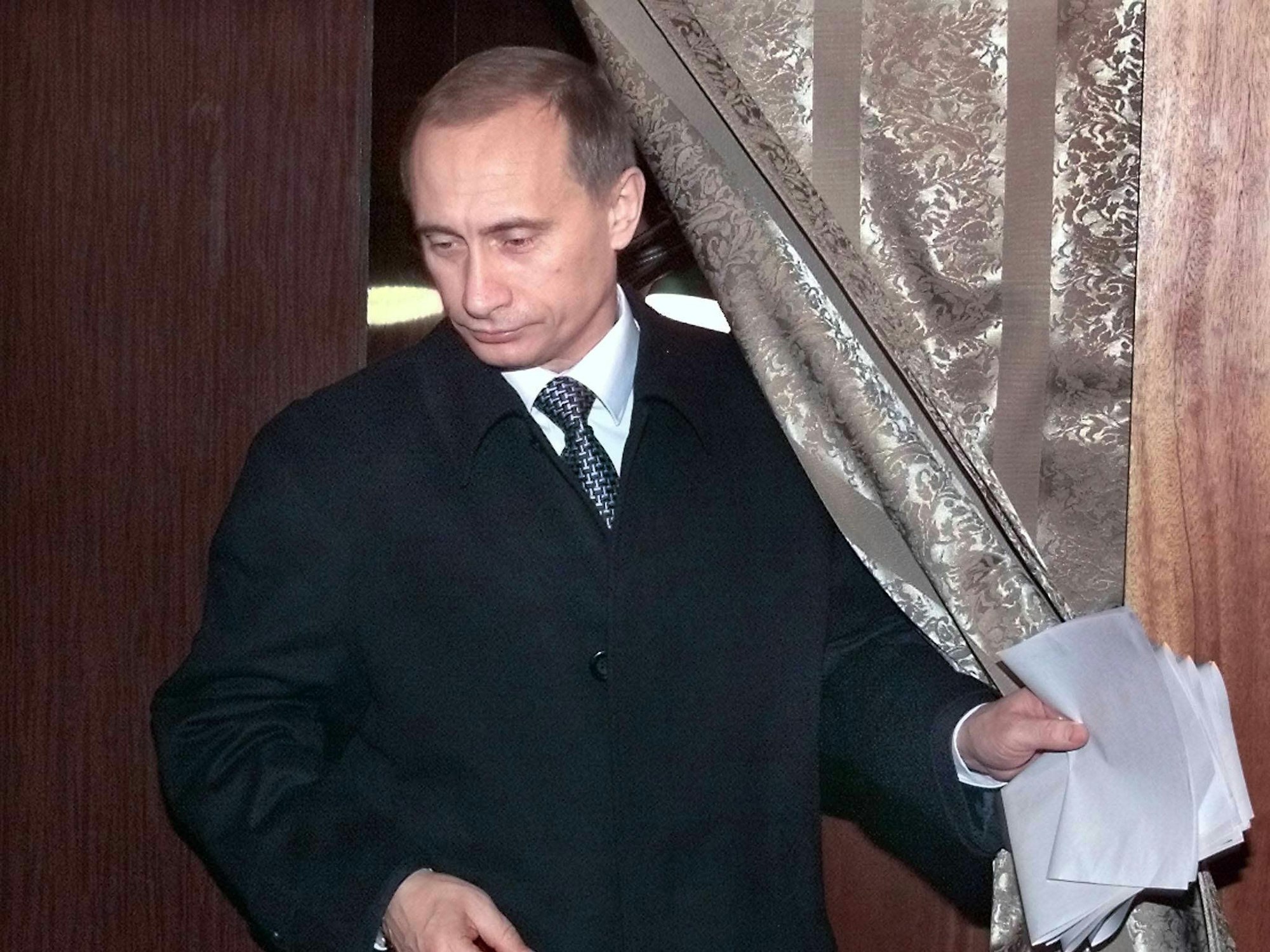 Wladimir Putin im Dezember 1999 in einem Wahllokal in Moskau.