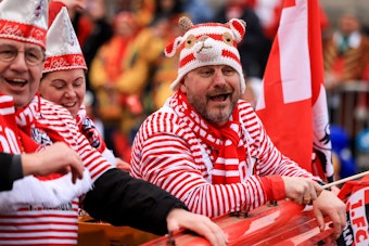 Steffen Baumgart mit einer von Fans gehäkelten Hennes-Kappe