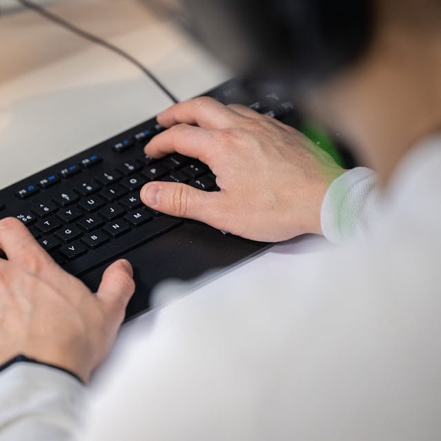 Ein Mann arbeitet an einem Computer